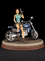 Statuette de Lara Croft sur sa moto dans Tomb Raider