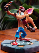La figurine de Crash Bandicoot 4 qui pose en selfie est en promo